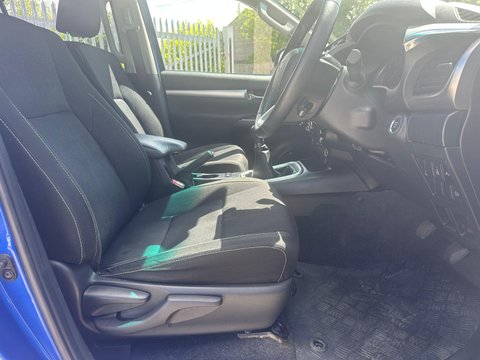 Toyota Hilux INVINCIBLE 4WD D-4D DCB 14