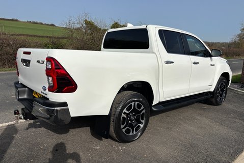 Toyota Hilux Invincible 4WD D-4D Double Cab Pickup 2