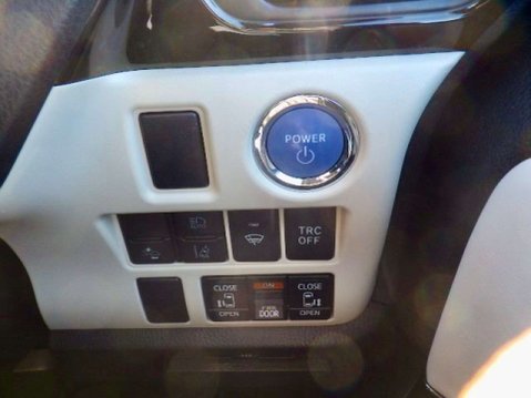 Toyota Noah Hybrid G 12