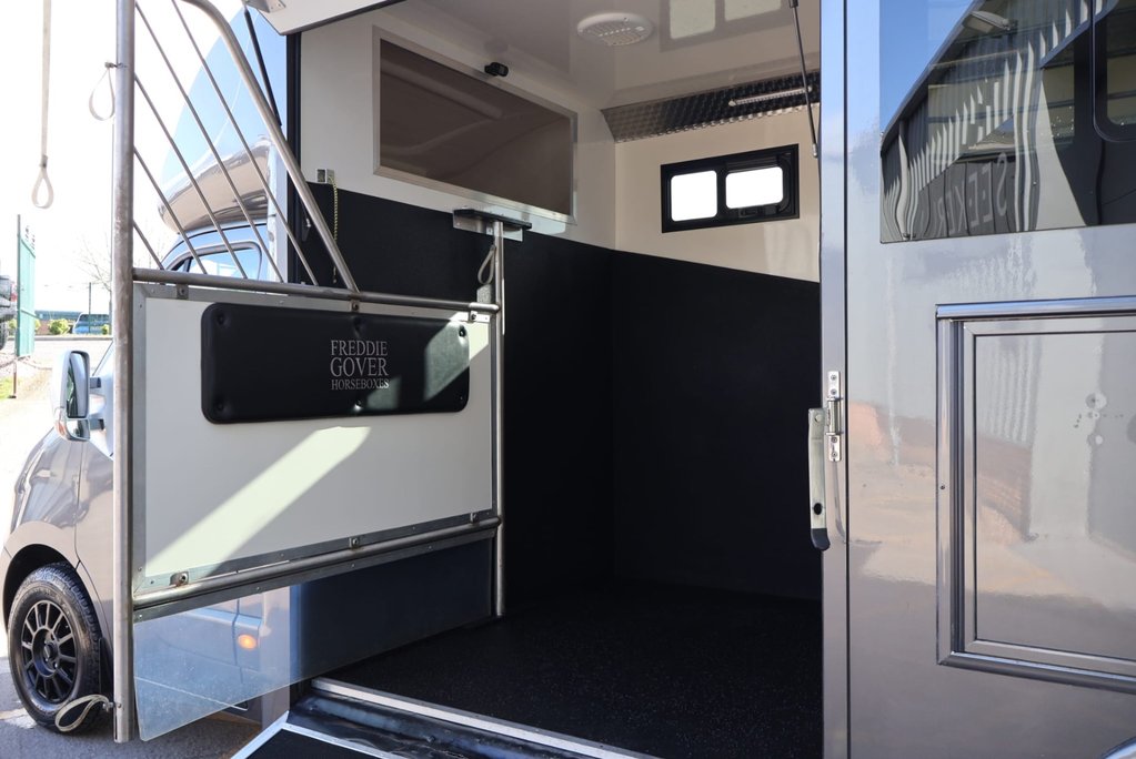 Renault Master 3.5 ton Coach Built Freddie Gover Horsebox with uprated suspension alloys  23