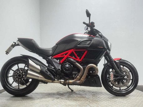 Ducati Diavel 1198 CARBON EDITION 24K 1 OWNER JUST SERVICED MOT APRIL 2027
