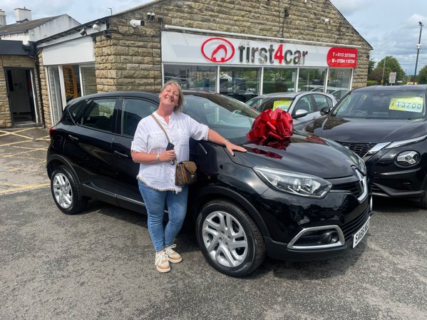 Claire from Shipley collecting her new Renault Captur.