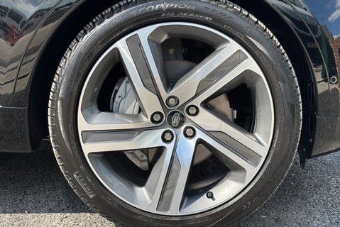 Land Rover Discovery D300 Commercial Dynamic HSE 32