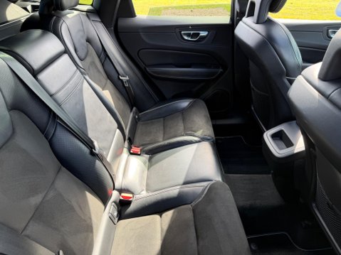Volvo XC60 2.0 D4 R-Design Pro Auto AWD Euro 6 (s/s) 5dr 38