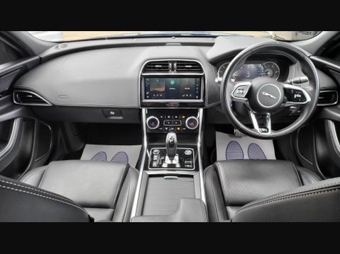 Jaguar XE R-DYNAMIC BLACK MHEV 3