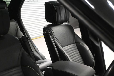 Land Rover Discovery 3.0 Discovery R-Dynamic HSE D MHEV Auto 4WD 5dr 9