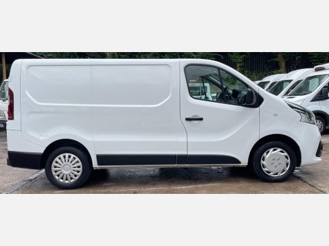 Renault Trafic 1.6 dCi 27 Business+ SWB Standard Roof Euro 5 5dr 9