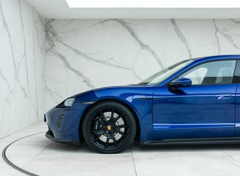 Porsche Taycan GTS Sport Turismo 38