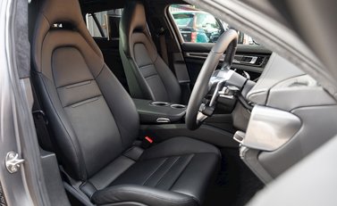 Porsche Panamera Turbo S E-Hybrid Sport Turismo 12