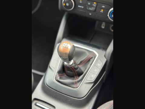 Ford Focus 1.0T EcoBoost ST-Line Euro 6 (s/s) 5dr 27