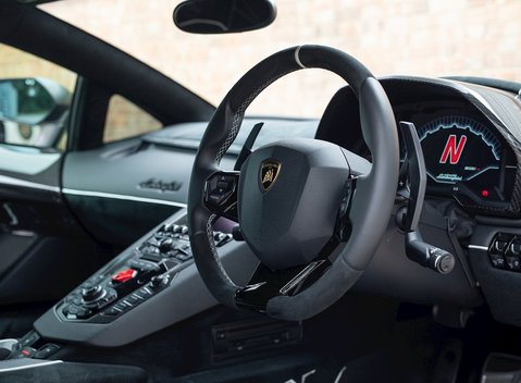 Lamborghini Aventador SV LP 750-4 Coupe 13