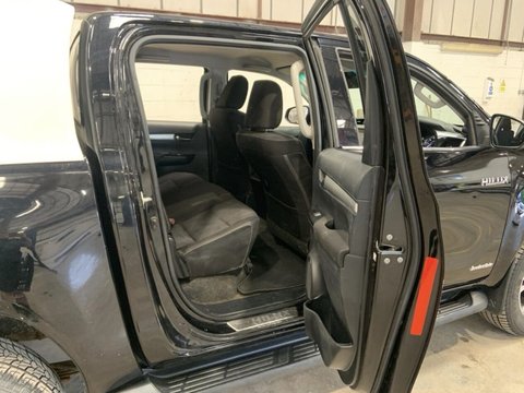 Toyota Hilux INVINCIBLE 4WD D-4D DCB 13