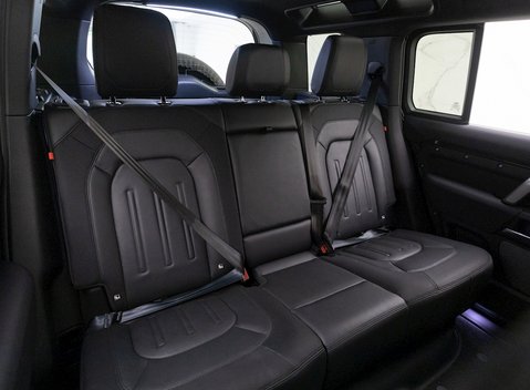 Land Rover Defender 110 X-Dynamic S D250 11