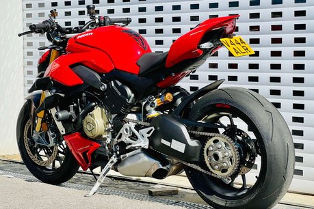Ducati Streetfighter V4 Streetfighter V4 S 24