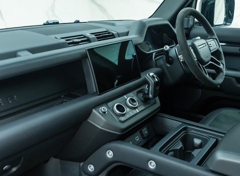 Land Rover Defender 110 V8 Bond Edition 20