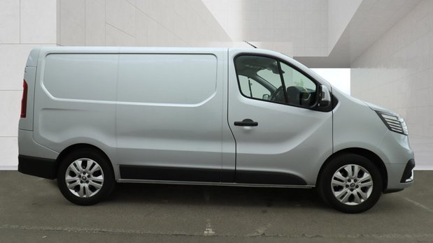 Renault Trafic Crew Cab SWB L1H1 Sport SL28 Air Con Alloys Sensors Tow Bar EURO 6 NO VAT 3