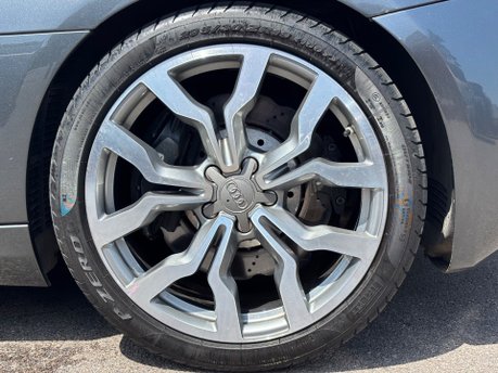 Audi R8 .2 FSI V10 Coupe 2dr Petrol S Tronic quattro Euro 5 (525 ps) 7
