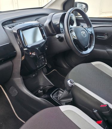 Toyota Aygo 1.0 VVT-I X-CLUSIV.LOW INSURANCE!LOOK!JUST £20 TAX!4 SERVICES.IDEALFIRSTCAR 3