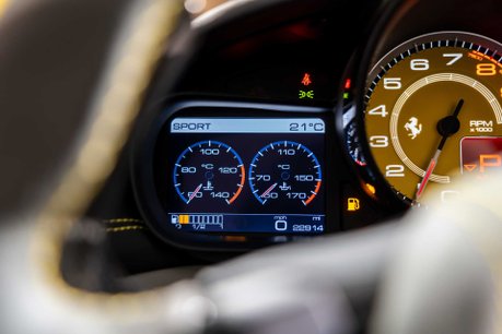 Ferrari California T. MAGNERIDE SUSPENSION. BESPOKE INTERIOR. TWO-TONE BODYWORK. CARPLAY. 44