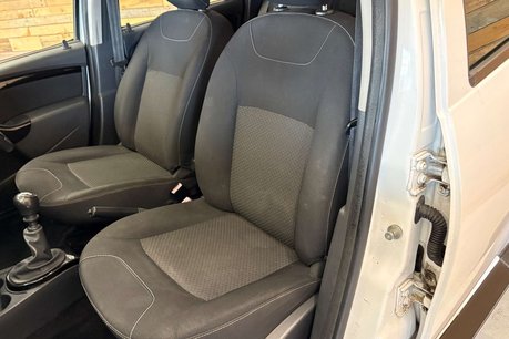 Dacia Duster 1.5 dCi Laureate SUV 5dr Diesel Manual Euro 5 (110 ps) 29