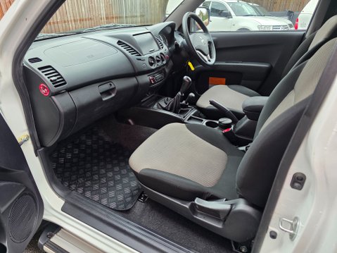 Mitsubishi L200 DI-D 4X4 4LIFE CLUB CAB 11