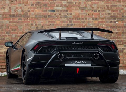 Lamborghini Huracan LP640-4 Performante 3
