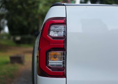 Toyota Hilux 2.8 HI-Luxury Invincible X D-4D 4WD Double Cab Auto 4WD 5dr 44