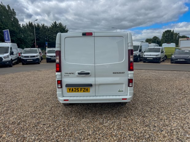 Renault Trafic AUTO SWB L1H1 Low Roof LL31 Air Con Alloys Cruise Nav EURO 6 6
