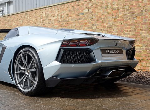 Lamborghini Aventador LP 700-4 Roadster 21