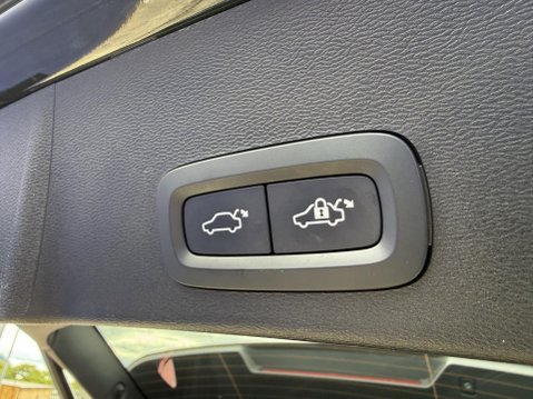 Volvo XC40 2.0 B4 MHEV Plus Dark SUV 5dr Petrol Hybrid DCT Auto Euro 6 (s/s) (197 ps) 22