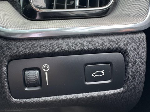 Volvo XC60 2.0 D4 R-Design Auto AWD Euro 6 (s/s) 5dr 38