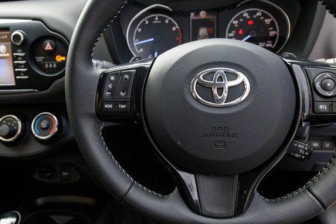 Toyota Yaris VVT-I ICON TECH 19