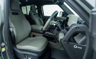 Land Rover Defender 110 OCTA EDITION ONE 16