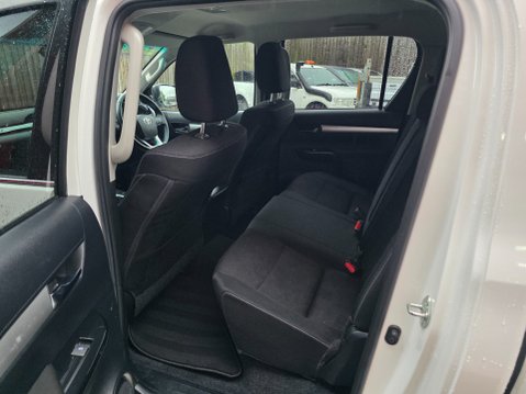 Toyota Hilux INVINCIBLE 4WD D-4D DCB 17