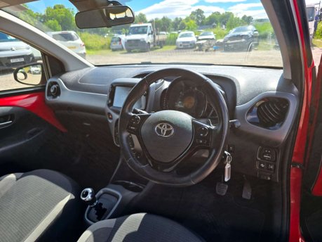 Toyota Aygo 1.0 VVT-i x-play Hatchback 5dr Petrol x-shift Euro 6 (Safety Sense) (71 ps) 43