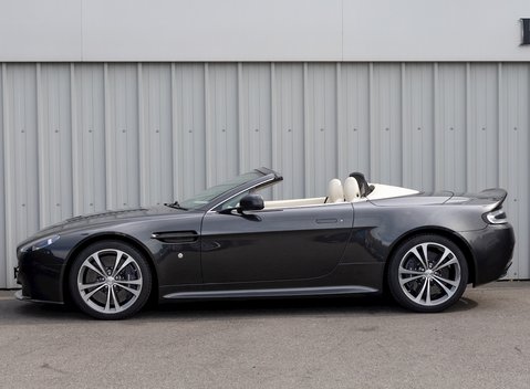 Aston Martin V12 Vantage S Roadster 2