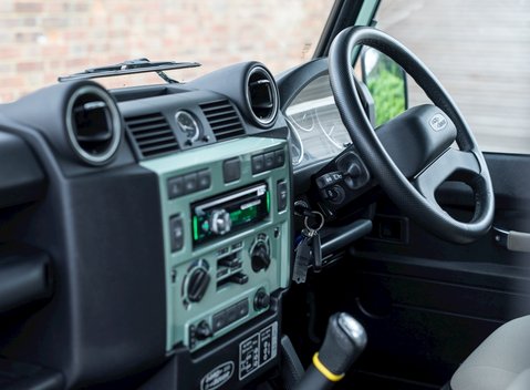 Land Rover Defender 110 Heritage Station Wagon 16