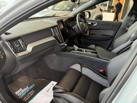 Volvo XC60 2.0 B5 MHEV Plus Black Edition Auto AWD Euro 6 (s/s) 5dr 33