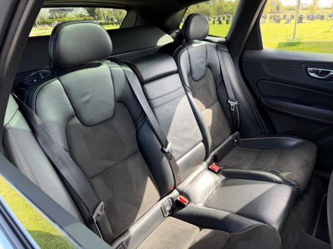 Volvo XC60 2.0 D4 R-Design Pro Auto AWD Euro 6 (s/s) 5dr 37
