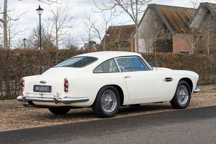 Aston Martin DB4 Series III 3