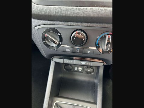 Hyundai i20 1.2 SE Launch Edition Hatchback 5dr Petrol Manual Euro 6 (s/s) (84 ps) BLUE 34