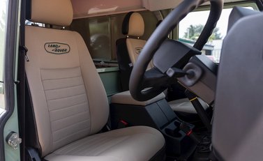 Land Rover Defender 90 Heritage Hard Top 12