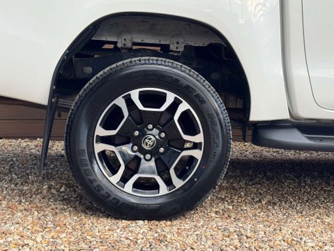 Toyota Hilux 2.8 HI-Luxury Invincible D-4D 4WD Double Cab Auto 4WD 5dr 16