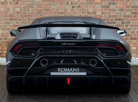 Lamborghini Huracan LP640-4 Performante 5