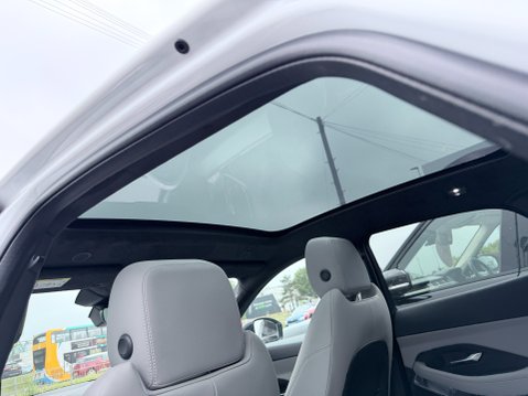 Jaguar E-Pace 2.0 R-DYNAMIC BLACK MHEV 12