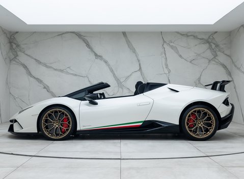 Lamborghini Huracan Spyder LP640-4 Performante 3
