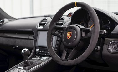 Porsche 718 Cayman GT4 11