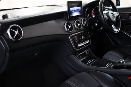 Mercedes-Benz GLA GLA 180 URBAN EDITION 33