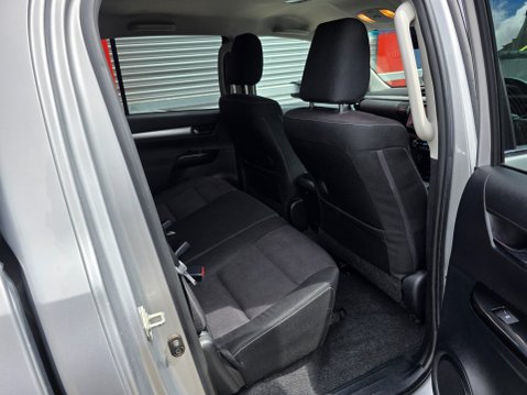 Toyota Hilux INVINCIBLE 4WD D-4D DCB 14