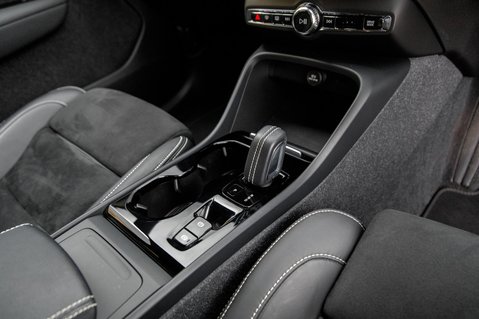 Volvo XC40 B4 R-DESIGN MHEV 34